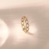 Modern chain ring with linked band design