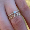 Double-band ring featuring a sleek oval chain connection