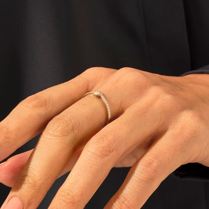 925 Sterling Silver Diamond Majestic Curve Engagement Ring: Chevron Solitaire