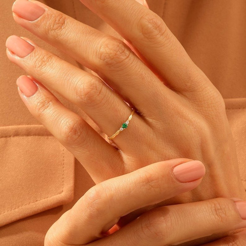 925 Sterling Silver Emerald Minimal Twisted Solitaire Ring