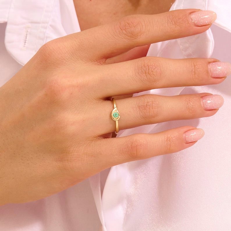 925 Sterling Silver Emerald Teardrop Solitaire Ring