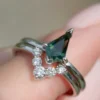 Distinctive ring set with a bold kite-shaped sapphire design
