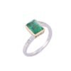 Emerald solitaire ring with eight diamond stones
