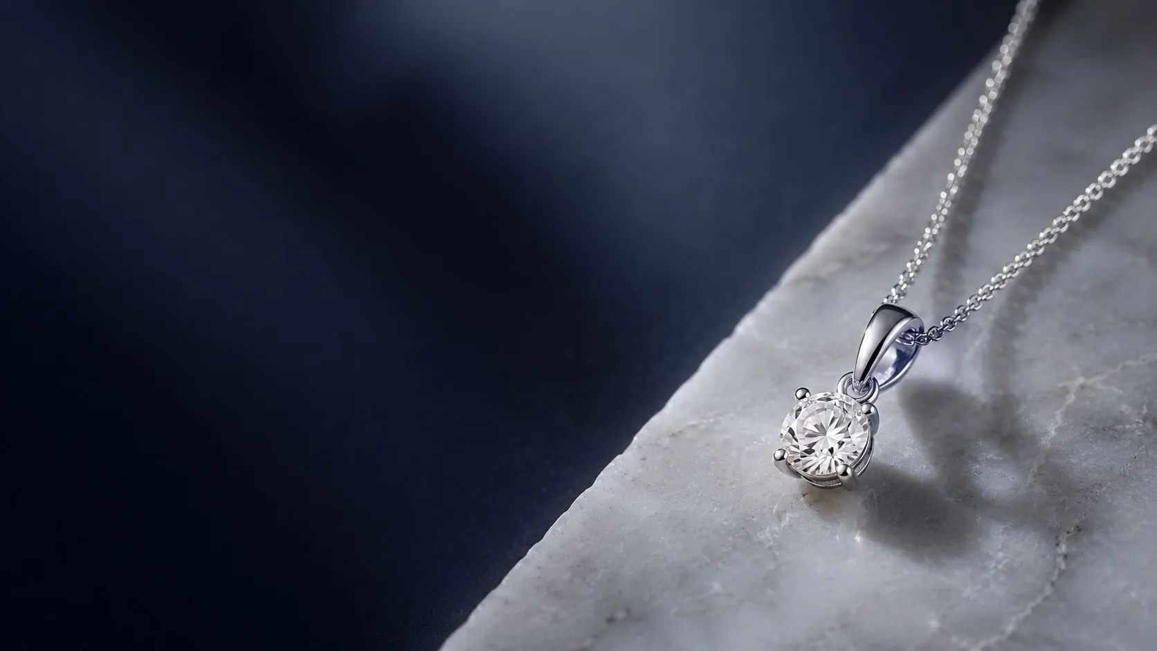 925 sterling silver jewellery with a sparkling premium stone
